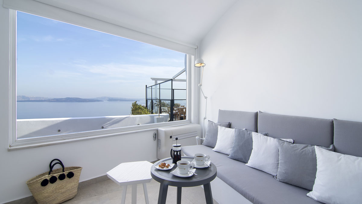 Infinity Suite with Private Heated Pool & Caldera View